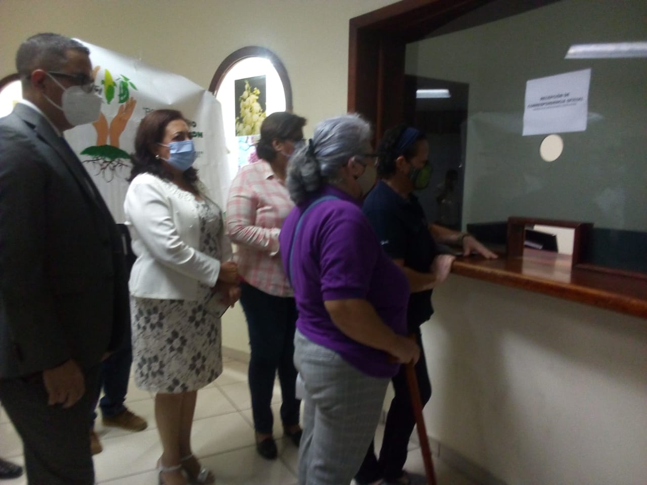 presentan correspondencia